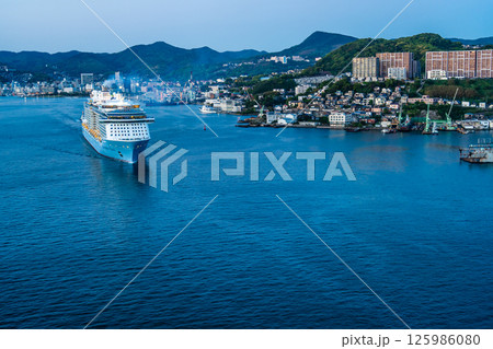 長崎港客船出港（Spectrum of the Seas）女神大橋からの夕景【長崎市】 125986080