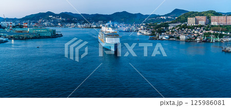 長崎港客船出港(Spectrum of the Seas)女神大橋からの夕景 パノラマ【長崎市】 長崎港客船出港(Spectrum of the Seas)女神大橋からの夕景 パノラマ【長崎市】 125986081