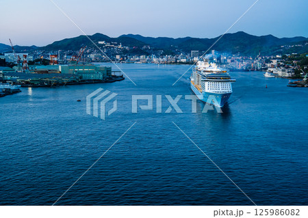 長崎港客船出港（Spectrum of the Seas）女神大橋からの夕景【長崎市】 125986082