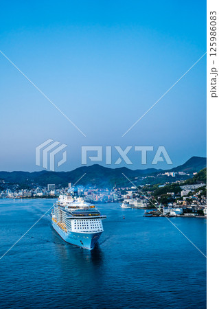 長崎港客船出港(Spectrum of the Seas)女神大橋からの夕景【長崎市】 長崎港客船出港(Spectrum of the Seas)女神大橋からの夕景【長崎市】 125986083