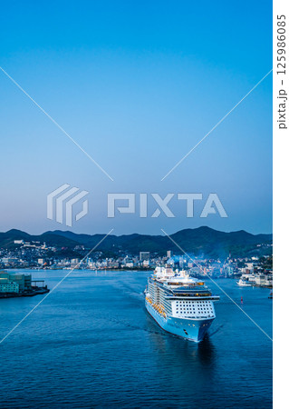 長崎港客船出港（Spectrum of the Seas）女神大橋からの夕景【長崎市】 125986085