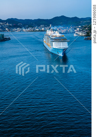 長崎港客船出港（Spectrum of the Seas）女神大橋からの夕景【長崎市】 125986088