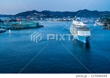 長崎港客船出港（Spectrum of the Seas）女神大橋からの夕景【長崎市】 125986089