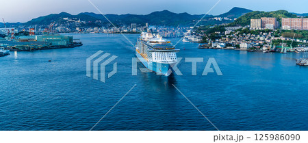 長崎港客船出港(Spectrum of the Seas)女神大橋からの夕景 パノラマ【長崎市】 長崎港客船出港(Spectrum of the Seas)女神大橋からの夕景 パノラマ【長崎市】 125986090