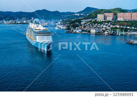 長崎港客船出港（Spectrum of the Seas）女神大橋からの夕景【長崎市】 125986091