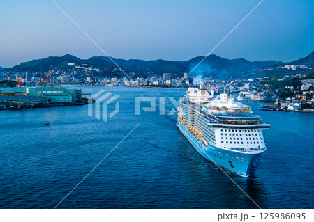 長崎港客船出港（Spectrum of the Seas）女神大橋からの夕景【長崎市】 125986095