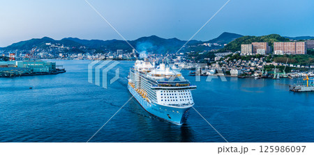 長崎港客船出港（Spectrum of the Seas）女神大橋からの夕景　パノラマ【長崎市】 125986097