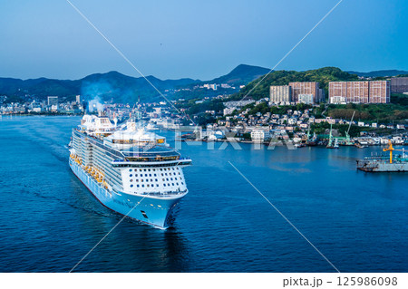 長崎港客船出港(Spectrum of the Seas)女神大橋からの夕景【長崎市】 長崎港客船出港(Spectrum of the Seas)女神大橋からの夕景【長崎市】 125986098