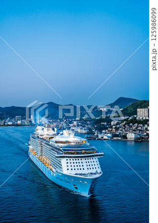 長崎港客船出港(Spectrum of the Seas)女神大橋からの夕景【長崎市】 長崎港客船出港(Spectrum of the Seas)女神大橋からの夕景【長崎市】 125986099