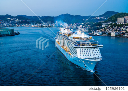 長崎港客船出港（Spectrum of the Seas）女神大橋からの夕景【長崎市】 125986101