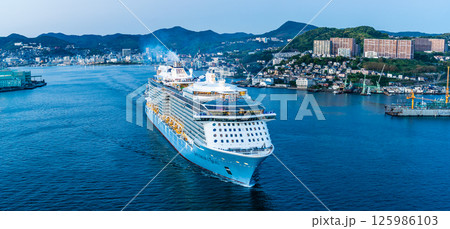 長崎港客船出港（Spectrum of the Seas）女神大橋からの夕景　パノラマ【長崎市】 125986103
