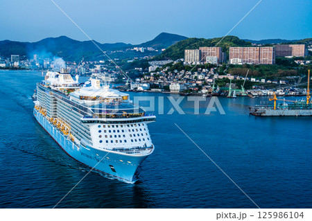 長崎港客船出港(Spectrum of the Seas)女神大橋からの夕景【長崎市】 長崎港客船出港(Spectrum of the Seas)女神大橋からの夕景【長崎市】 125986104
