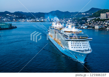 長崎港客船出港（Spectrum of the Seas）女神大橋からの夕景【長崎市】 125986107