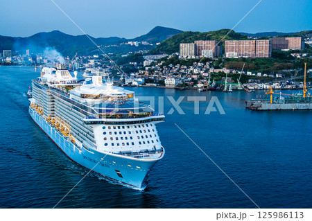 長崎港客船出港(Spectrum of the Seas)女神大橋からの夕景【長崎市】 長崎港客船出港(Spectrum of the Seas)女神大橋からの夕景【長崎市】 125986113