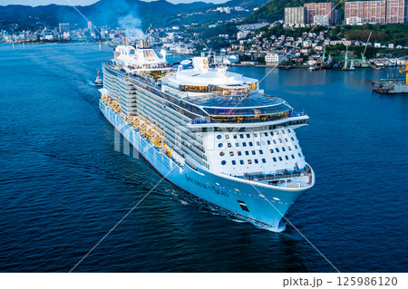 長崎港客船出港（Spectrum of the Seas）女神大橋からの夕景【長崎市】 125986120