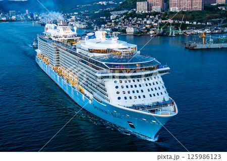 長崎港客船出港(Spectrum of the Seas)女神大橋からの夕景【長崎市】 長崎港客船出港(Spectrum of the Seas)女神大橋からの夕景【長崎市】 125986123