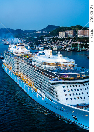 長崎港客船出港(Spectrum of the Seas)女神大橋からの夕景【長崎市】 長崎港客船出港(Spectrum of the Seas)女神大橋からの夕景【長崎市】 125986125