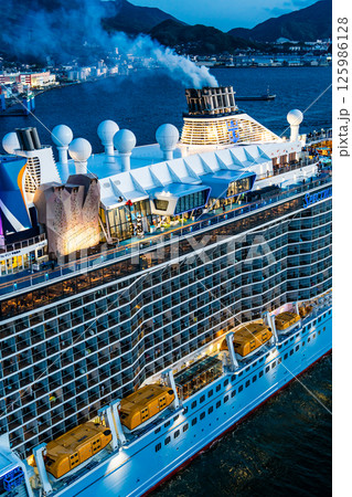 長崎港客船出港（Spectrum of the Seas）女神大橋からの夕景【長崎市】 125986128