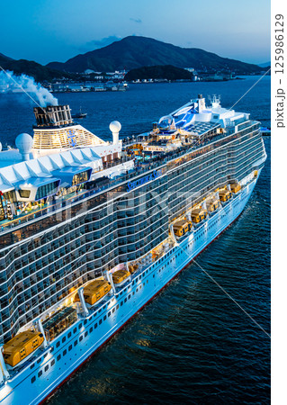 長崎港客船出港(Spectrum of the Seas)女神大橋からの夕景【長崎市】 長崎港客船出港(Spectrum of the Seas)女神大橋からの夕景【長崎市】 125986129