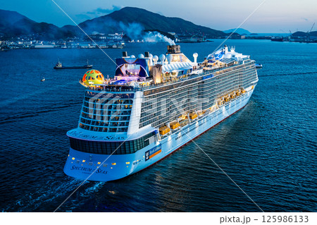 長崎港客船出港（Spectrum of the Seas）女神大橋からの夕景【長崎市】 125986133