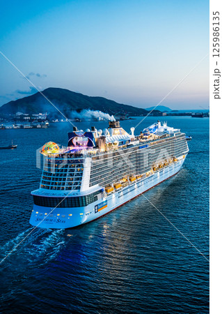 長崎港客船出港(Spectrum of the Seas)女神大橋からの夕景【長崎市】 長崎港客船出港(Spectrum of the Seas)女神大橋からの夕景【長崎市】 125986135