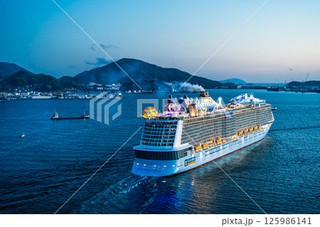 長崎港客船出港（Spectrum of the Seas）女神大橋からの夕景【長崎市】 125986141