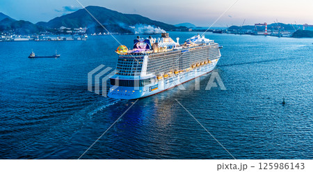長崎港客船出港(Spectrum of the Seas)女神大橋からの夕景 パノラマ【長崎市】 長崎港客船出港(Spectrum of the Seas)女神大橋からの夕景 パノラマ【長崎市】 125986143