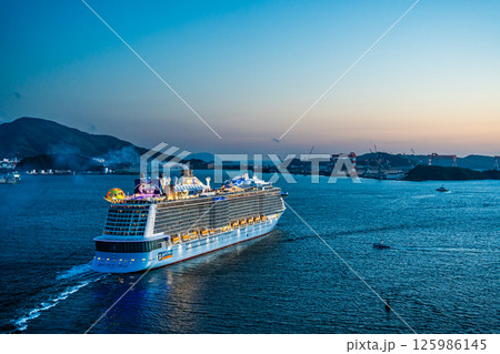 長崎港客船出港（Spectrum of the Seas）女神大橋からの夕景【長崎市】 125986145