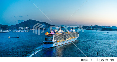 長崎港客船出港（Spectrum of the Seas）女神大橋からの夕景　パノラマ【長崎市】 125986146