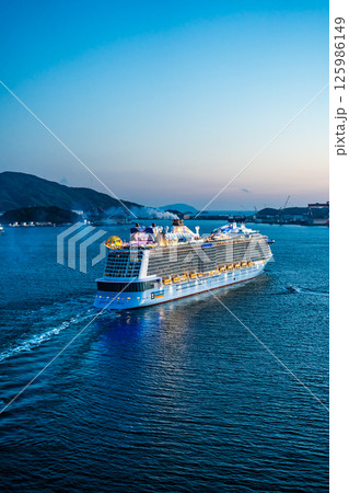 長崎港客船出港(Spectrum of the Seas)女神大橋からの夕景【長崎市】 長崎港客船出港(Spectrum of the Seas)女神大橋からの夕景【長崎市】 125986149