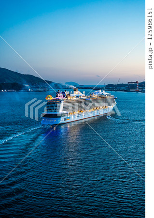 長崎港客船出港(Spectrum of the Seas)女神大橋からの夕景【長崎市】 長崎港客船出港(Spectrum of the Seas)女神大橋からの夕景【長崎市】 125986151