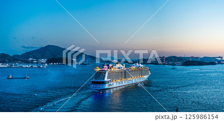 長崎港客船出港（Spectrum of the Seas）女神大橋からの夕景　パノラマ【長崎市】 125986154