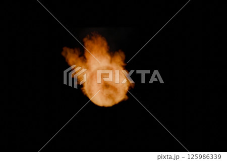 黒背景に火の玉の3DCG画像 125986339