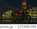 夜のライトに照らされたバイク 125986388