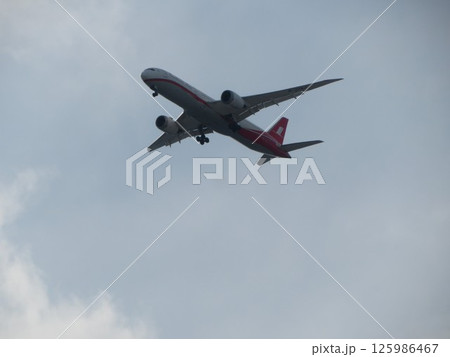 青空を飛ぶ飛行機 青空を飛ぶ飛行機 125986467