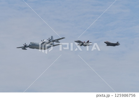 岩国基地エアショーで編隊飛行を行うアメリカ海兵隊のKC-130J　F/A-18　F-35 125986756