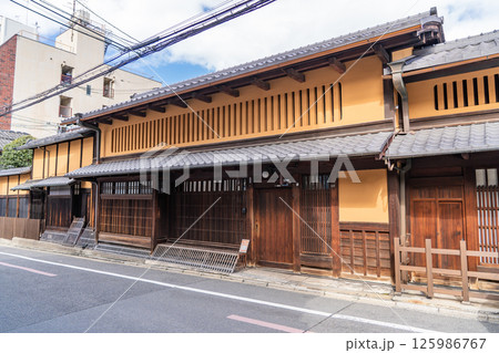 重要文化財杉本家住宅 京町家(出格子、平格子、犬矢来、虫籠窓)京の文化と伝統 京都市下京区矢田町 重要文化財杉本家住宅 京町家(出格子、平格子、犬矢来、虫籠窓)京の文化と伝統 京都市下京区矢田町 125986767