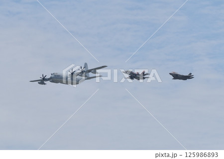 岩国基地エアショーで編隊飛行を行うアメリカ海兵隊のKC-130J F/A-18 F-35 岩国基地エアショーで編隊飛行を行うアメリカ海兵隊のKC-130J F/A-18 F-35 125986893