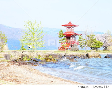 北海道の絶景 春の浮見堂公園 125987112
