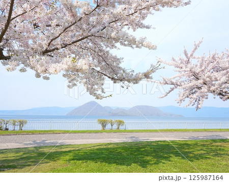 北海道の絶景 春の洞爺湖 桜満開 125987164