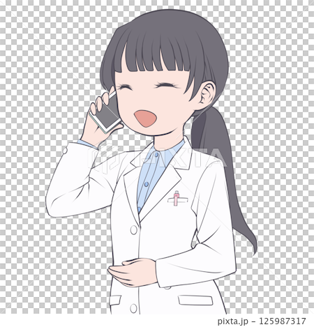一位黑髮女藥劑師用智慧型手機打電話，面帶微笑 125987317