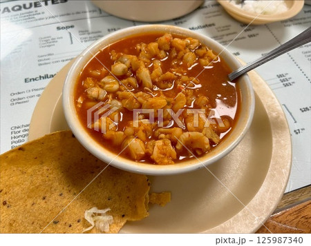 メキシコの有名チェーン店のポソレ 125987340
