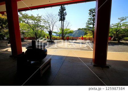 宇宙エネルギーが降注ぎ京の都の鬼門を護る… 鞍馬寺『金剛床』 125987384