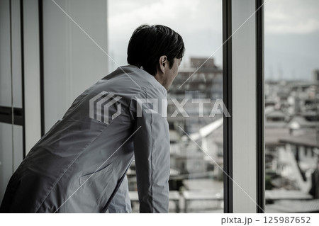 悔しがる男性医師(後悔・落ち込む・悔やむ・悩む・不安・困る) 悔しがる男性医師(後悔・落ち込む・悔やむ・悩む・不安・困る) 125987652