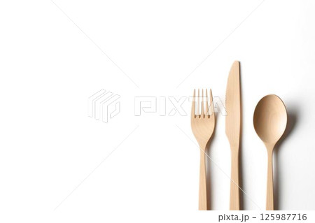 木のスプーン、フォーク、ナイフ(食器、リユース、サステナブル、エシカル消費、白背景) 木のスプーン、フォーク、ナイフ(食器、リユース、サステナブル、エシカル消費、白背景) 125987716