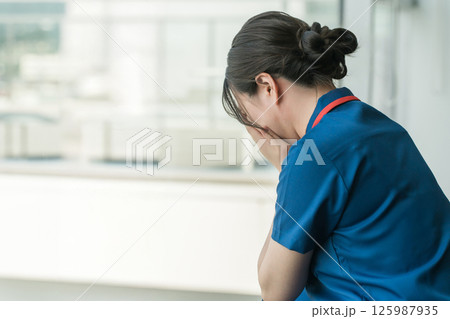 泣いている若い女性看護師,医師 125987935