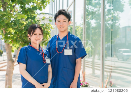 スクラブを着た医者・医師・看護師・医療従事者・ドクター・作業療法士・理学療法士の男女 125988206