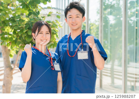 スクラブを着た医者・医師・看護師・医療従事者・ドクター・作業療法士・理学療法士の男女 125988207
