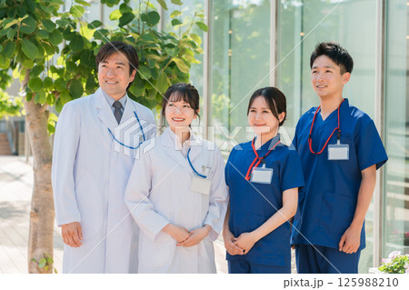 男女の医師・医者・看護師・医療従事者・技師(4人,医療チーム) 男女の医師・医者・看護師・医療従事者・技師(4人,医療チーム) 125988210