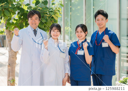 男女の医師・医者・看護師・医療従事者・技師(4人,医療チーム) 男女の医師・医者・看護師・医療従事者・技師(4人,医療チーム) 125988211